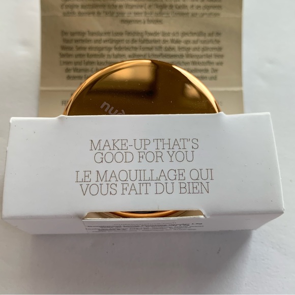 Nude By Nature travel size translucent Loose Finishing Powder 04 Banana 1.5g - Picture 7 of 8